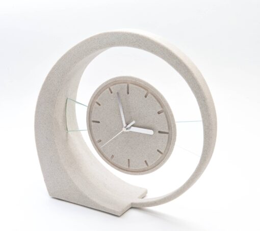 Seitenansicht der Designtischuhr aus Sandstein