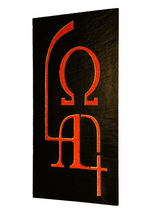 Perspektivische Ansicht des Schiefer-Reliefbildes "Alpha und Omega" von der rechten Seite, die die erhabene Textur des roten Kunstsandsteins und die natürliche Dicke der dunklen Naturschieferplatte hervorhebt, vor einem neutralen Hintergrund.