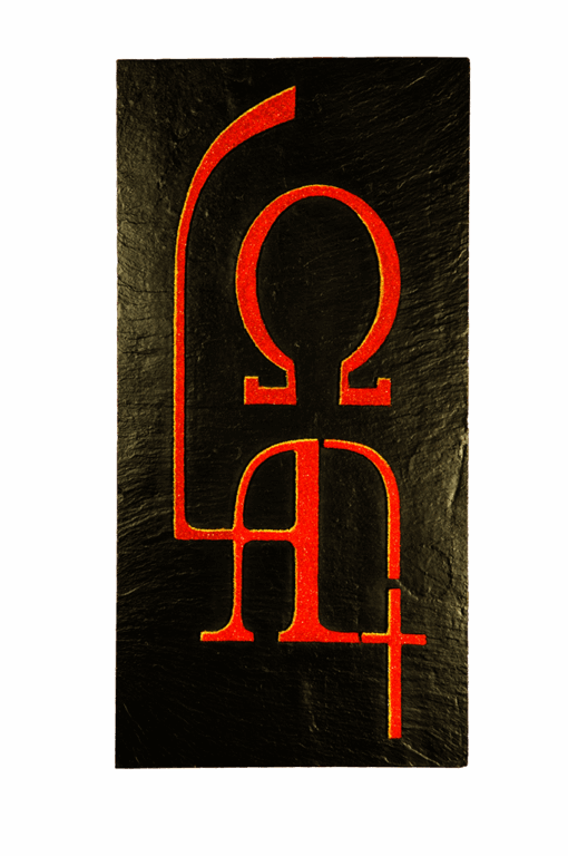 Frontale Ansicht des Schiefer-Reliefbildes "Alpha und Omega" mit den leuchtend roten stilisierten griechischen Buchstaben Alpha und Omega sowie einem Kreuz auf dunklem, strukturiertem Naturschiefer, das einen angedeuteten Kirchenfensterrahmen umgibt.