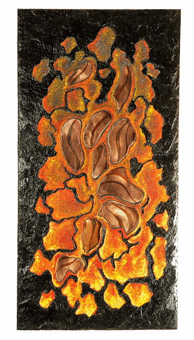 Abstraktes Wandrelief "Eruption" aus dunklem Naturschiefer mit leuchtenden, orange-gelben und goldenen Strukturen, die an glühende Lava erinnern, und mehreren geschwungenen, polierten Kupferelementen, die aus dem Relief hervorstechen.