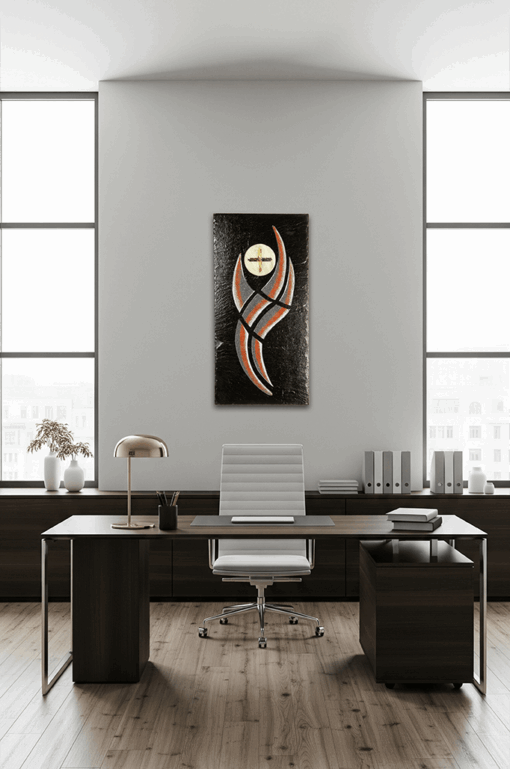 Das abstrakte Schiefer-Reliefbild "Dornbusch" an einer Wand in einem modern eingerichteten Wohnzimmer, das seine Präsenz und integrierte Wirkung in einem häuslichen Umfeld zeigt.