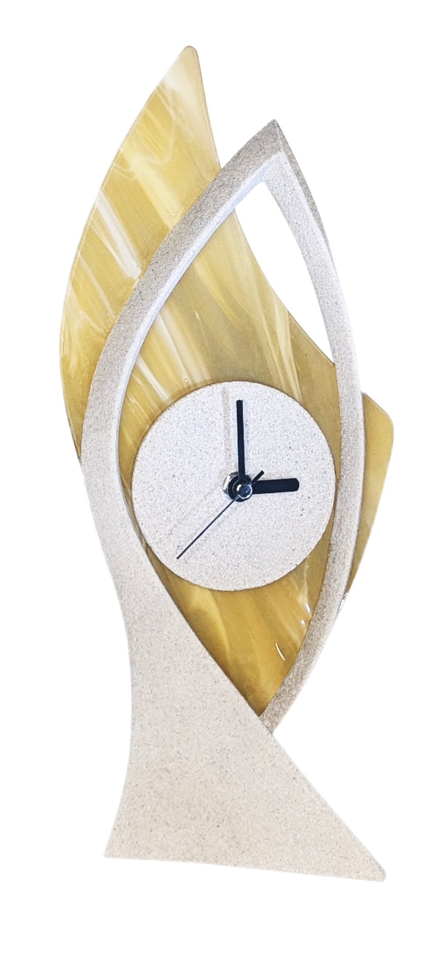 Moderne Tischuhr aus Quarz-Sandstein in geschwungenem Design in Beige mit lautlosem Uhrwerk in der Frontansicht
