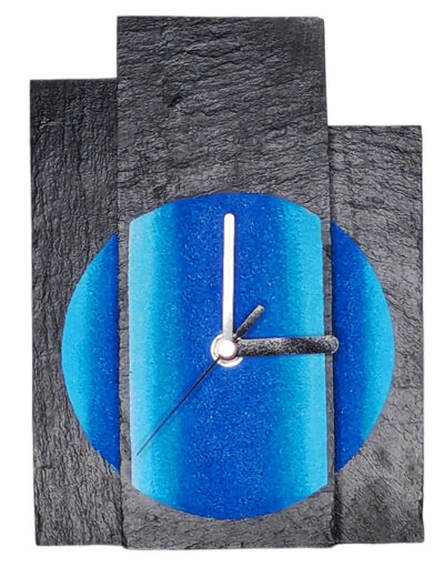 Dreiteilige Tischuhr aus Schiefer und Sandstein mit blauem Kreismotiv in Frontansicht