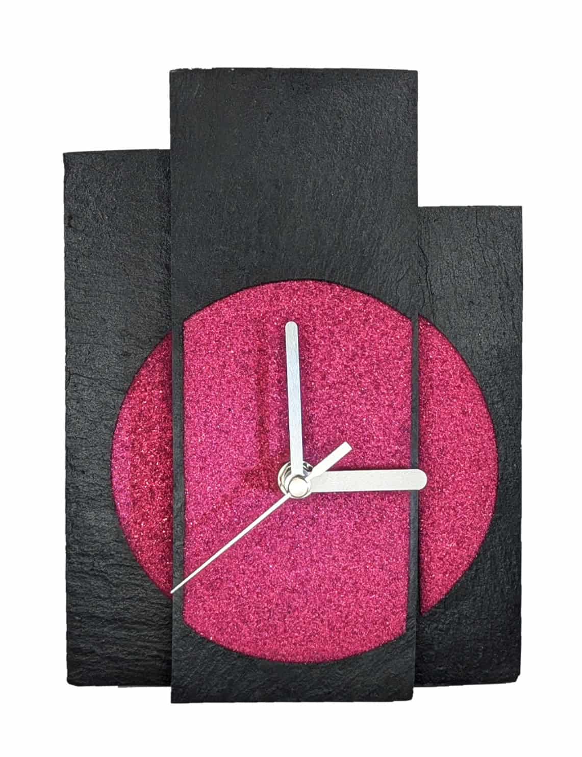 Moderne Tischuhr aus schwarzem Naturschiefer mit rotem Quarzsand Zifferblatt auf Kupferblech in Frontansicht 21 cm hoch