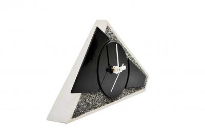 Seitenansicht der Tischuhr, mit Fokus auf die skulpturale Tiefe.